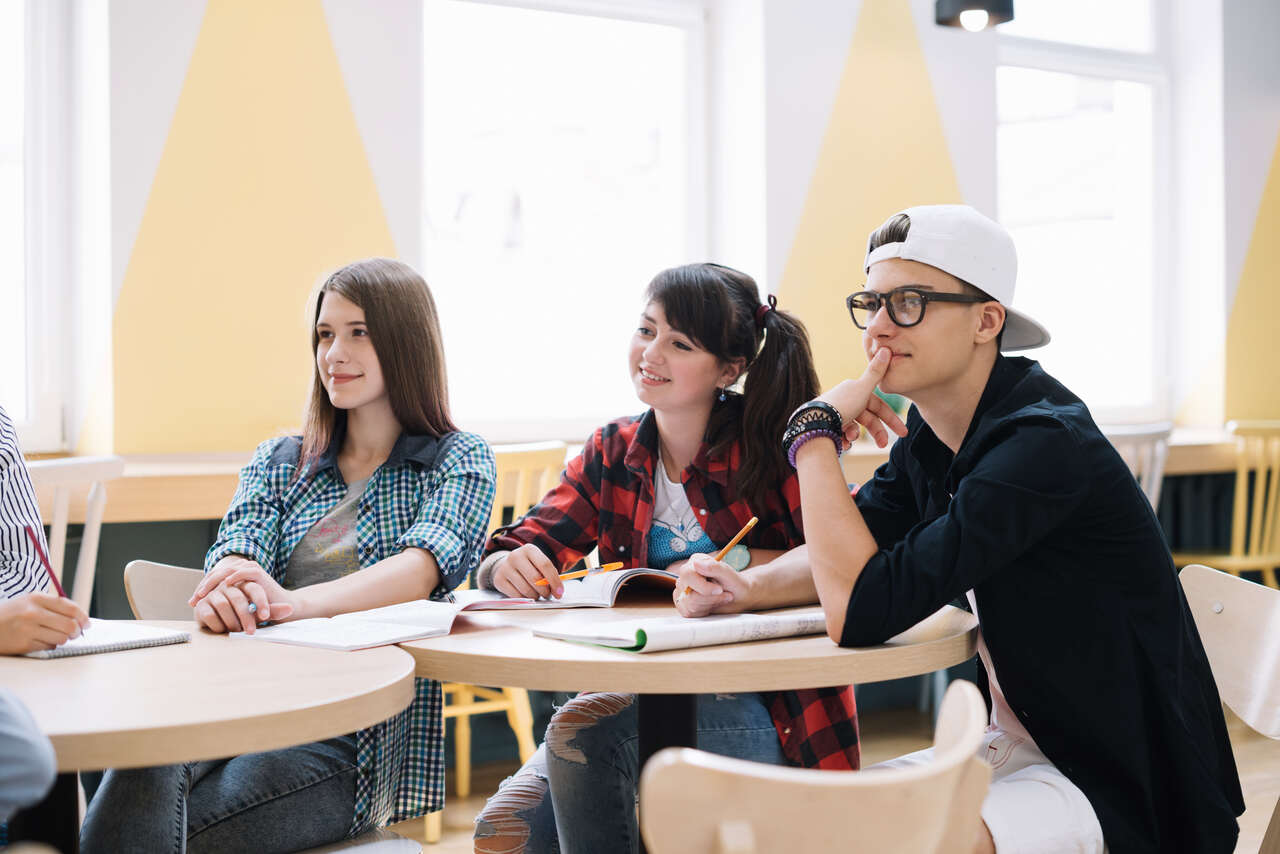 Adolescentes assistem a aula