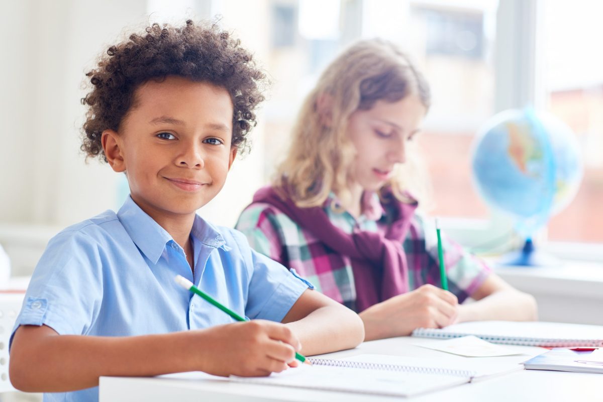 Crianças estudando na escola